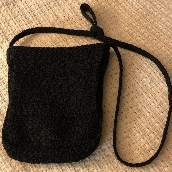 Black Crochet Crossbody Bag zipper and flap closure - Picture 5 of 6